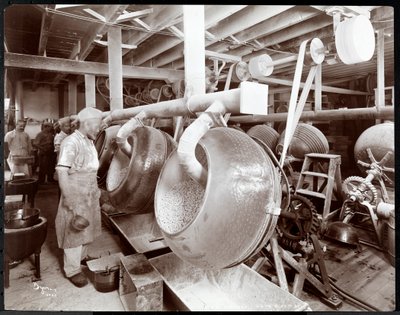 Cuochi che lavorano nella cucina della fabbrica di cioccolato di Maillard, 116-118 West 25th Street, New York, 1902 da Byron Company